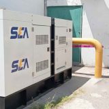 Generador eléctrico industrial blanco de Strategic Energy Alliance (SEA) con señalética de seguridad