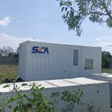 Dos unidades de generación modular SEA instaladas en un patio exterior con vegetación y barda perimetral.